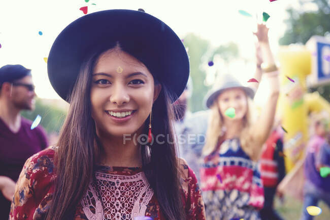 Портрет молодой женщины в трилби на фестивале — стоковое фото