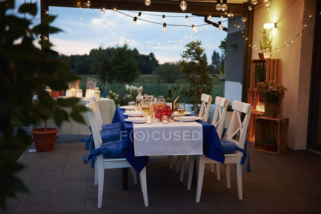 Tisch gedeckt, im Freien, fertig zum Essen — Stockfoto