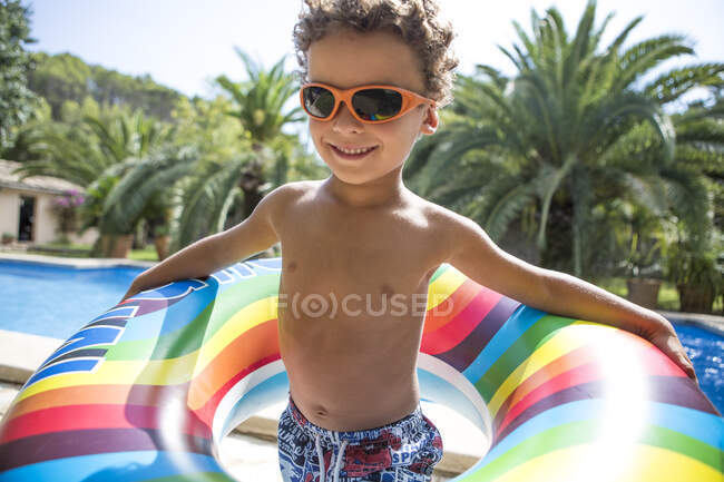 Giovane ragazzo gode di estate — Foto stock