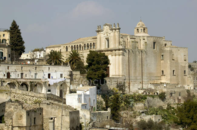 Vue surélevée de l'église, Matera, Basilicate, Italie — Photo de stock