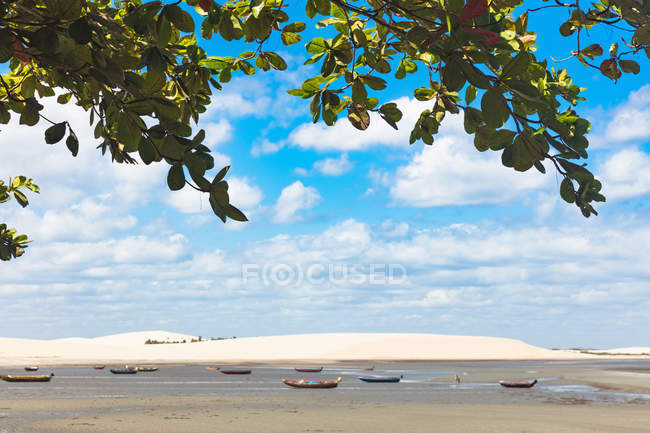 Barcos na areia na maré baixa, Parque Nacional Jericoacoara, Ceará, Brasil, América do Sul — Fotografia de Stock