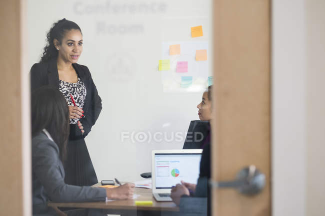 Чотири бізнесмени на офісних зборах — стокове фото