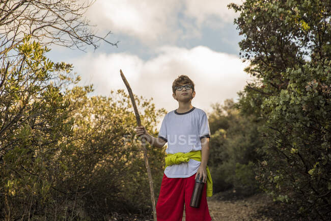 Boy exploring in woodlands, Thousand Oaks, California, EE.UU. - foto de stock