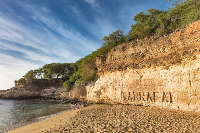 Nom du lieu sculpté dans la falaise sur la plage, Tarrafal, Cap Vert, Afrique — Photo de stock