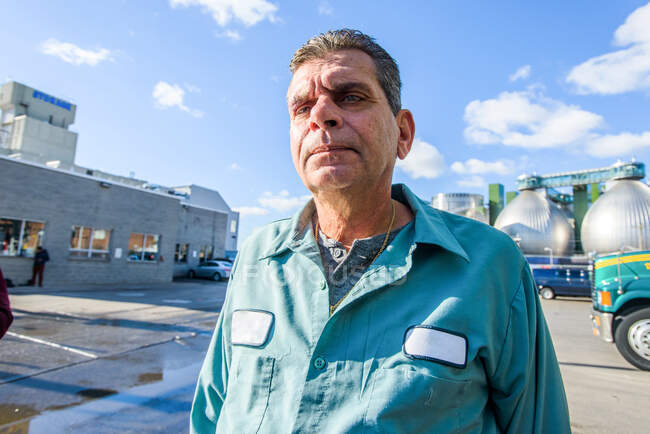 Retrato do trabalhador do sexo masculino na unidade industrial de biocombustíveis — Fotografia de Stock