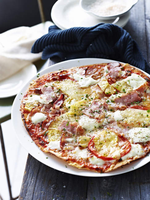 Presunto e pizza de abacaxi na placa branca, close-up — Fotografia de Stock