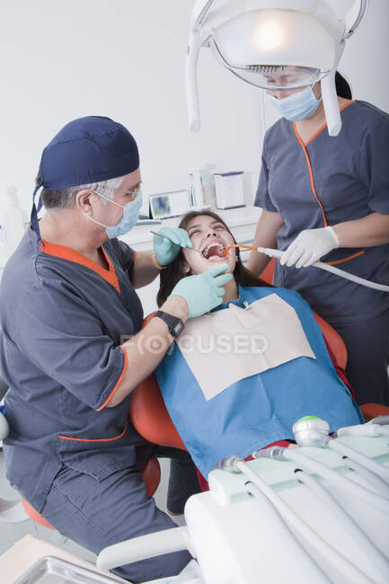 Dentiste et infirmière dentaire avec patient — Photo de stock