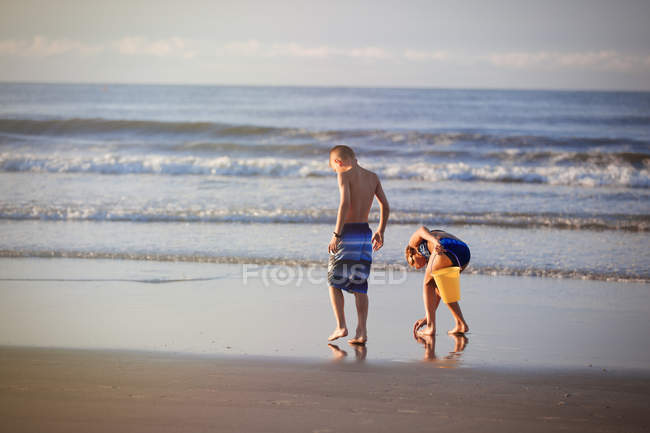 Девочка и мальчик, гуляющие по пляжу, Норт Миртл Бич, Южная Каролина, США, Северная Америка — стоковое фото