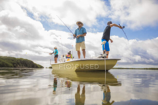 Мужчины ловят рыбу в Мексиканском заливе, Гомосасса, Флорида, США — стоковое фото