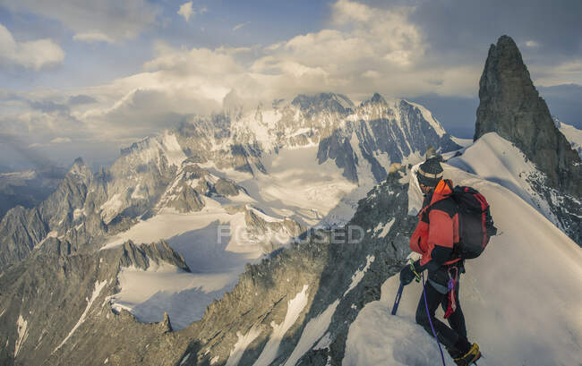 Montañista en el Rochefort Ridge mirando Mont Blanc, Courmayeur, Valle de Aosta, Italia, Europa - foto de stock