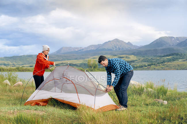 Paar in ländlicher Umgebung baut Zelt auf, heeney, colorado, United States — Stockfoto