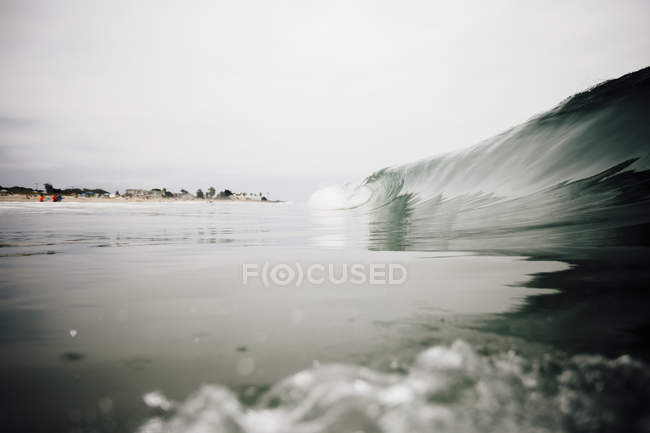 Seascape with rolling waves, Carpinteria, Califórnia, EUA — Fotografia de Stock