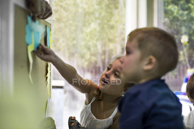Дети играют на пробковой доске — стоковое фото