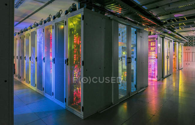 Corredores en el centro de datos en interiores - foto de stock