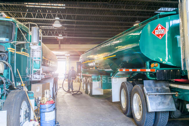 Arbeiter betanken Biokraftstofftanker in Biokraftstoffwerk-Depot — Stockfoto