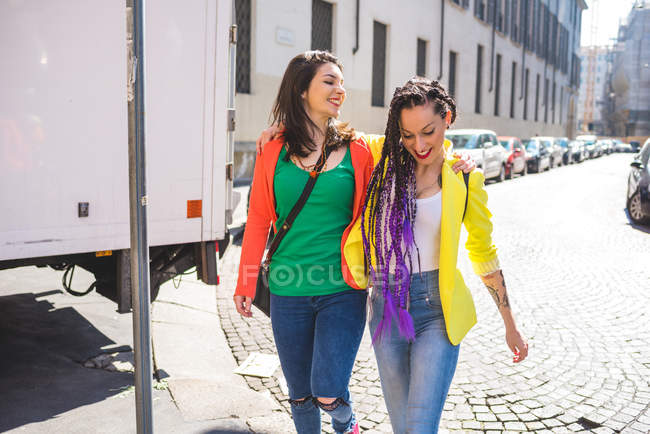 Women walking on city break, Milan, Italy — Stock Photo