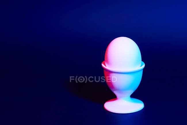 Яйцо в яйце на синем фоне — стоковое фото