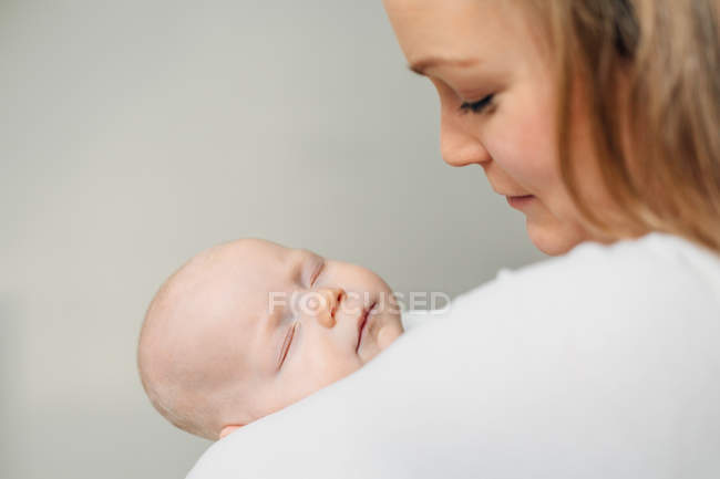 Baby girl sleeping in mother arms — Stock Photo