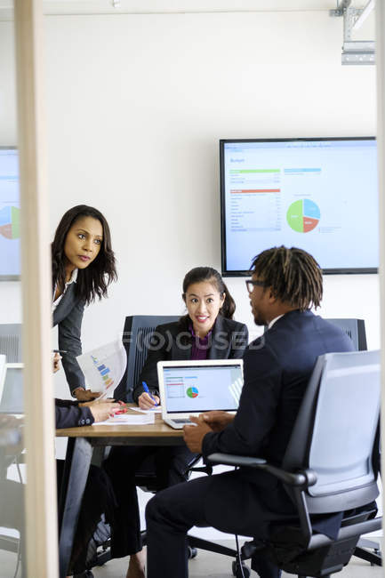 Homme d'affaires et femmes d'affaires en discussion au bureau — Photo de stock