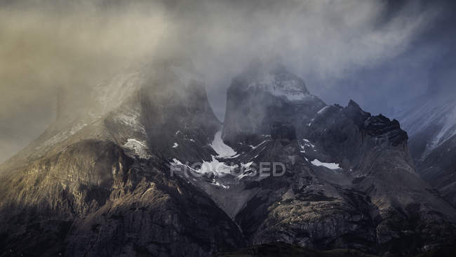 Drammatiche nubi temporalesche su Cuernos del Paine, Parco Nazionale Torres del Paine, Cile — Foto stock