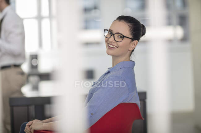 Retrato de uma jovem trabalhadora de escritório — Fotografia de Stock
