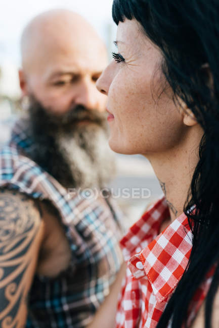 Perfil retrato de mujer hipster madura con novio - foto de stock