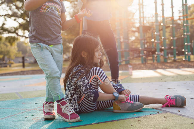 Enfants se reposant dans une aire de jeux — Photo de stock