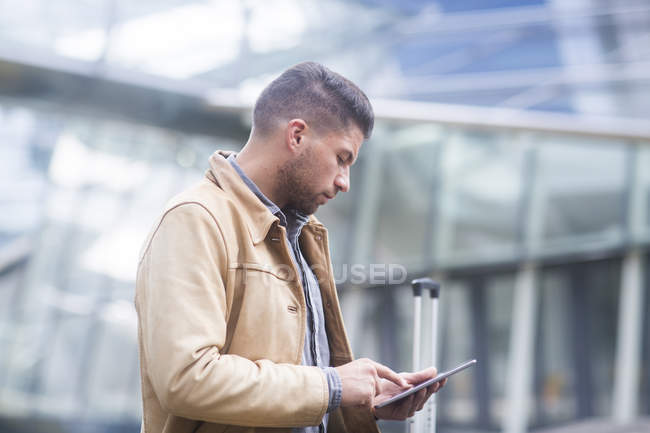 Homem ao ar livre usando tablet digital — Fotografia de Stock