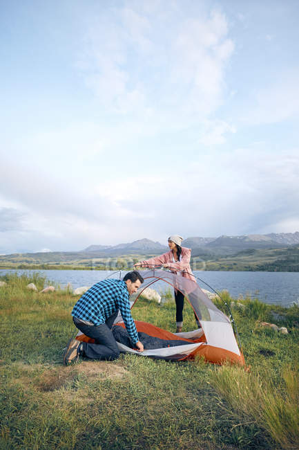 Couple in rural setting putting up tent, Heeney, Colorado, United States — Stock Photo