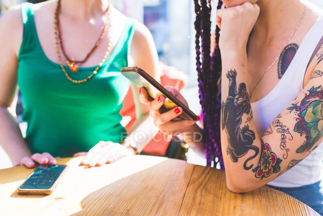 Frauen auf Städtereise in Outdoor-Cafés mit Smartphones, Mailand, Italien — Stockfoto