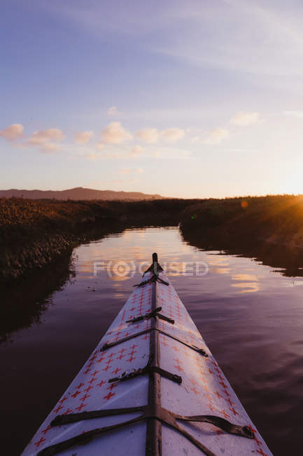 Persönliche Perspektive des Kajaks auf dem Fluss bei Sonnenuntergang, Morro Bay, Kalifornien, USA — Stockfoto