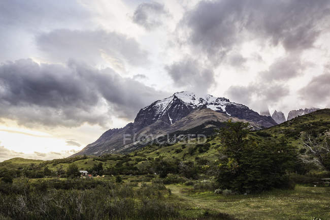 Paysage montagneux enneigé, Parc national des Torres del Paine, Chili — Photo de stock