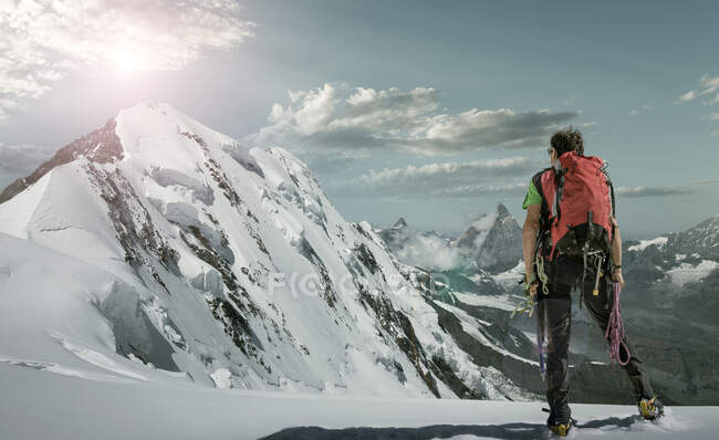 Homme debout au pied de la montagne, prêt à grimper, Monte Abajo, Monte Cristi, République Dominicaine — Photo de stock