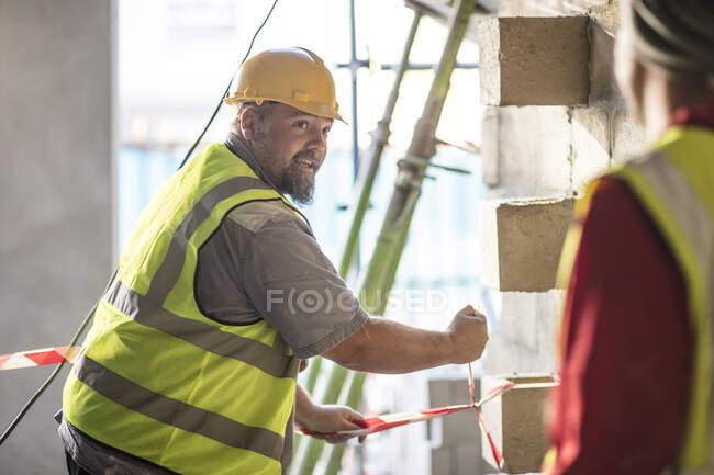 Trabajadores de la construcción en obra - foto de stock