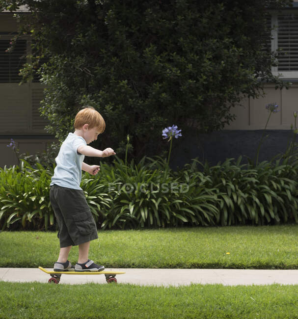 Boy in street on skateboard — Stock Photo
