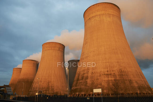 Cooling towers at power plant, Derby, United Kingdom, Europe — Stock Photo