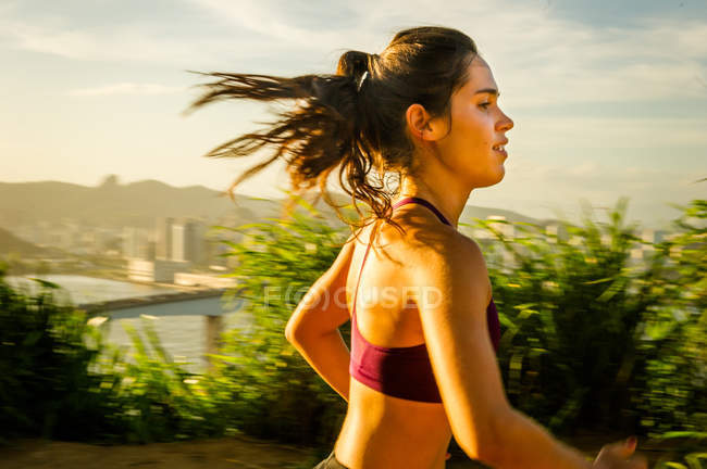 Side view of young woman training, Rio de Janeiro, Brazil — Stock Photo