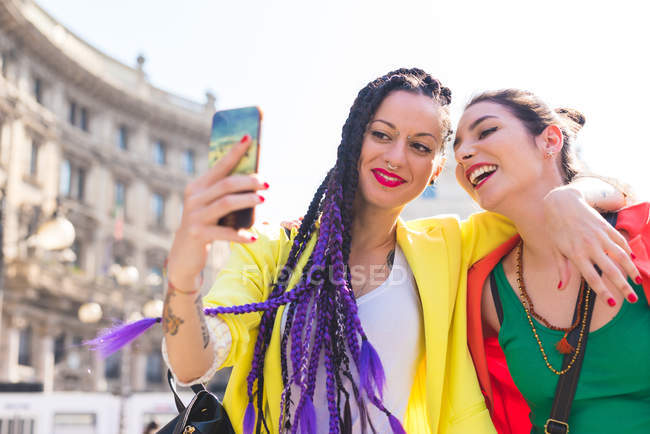 Mulheres na cidade tomando selfie ao ar livre, Milão, Itália — Fotografia de Stock