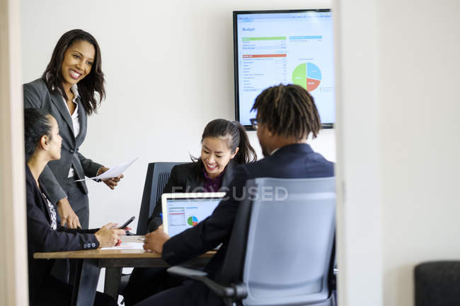 Businessman and businesswomen having discussion in office — Stock Photo