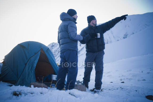 Campeggio uomini Los Andes mountain range, Santiago, Cile — Foto stock