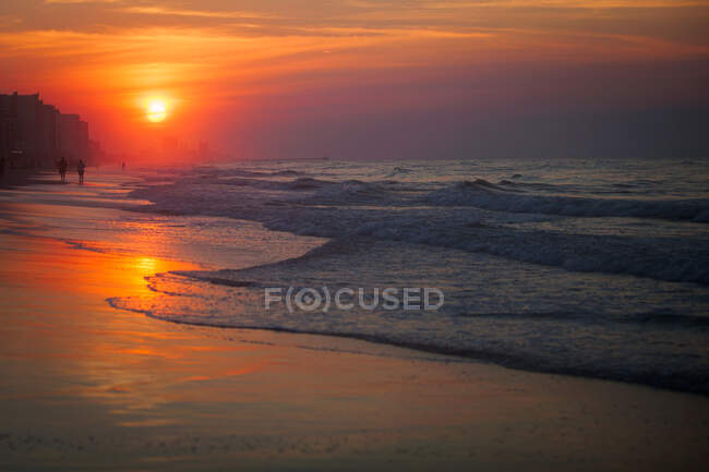 Menschen am Strand bei Sonnenuntergang, North Myrtle Beach, South Carolina, Vereinigte Staaten — Stockfoto