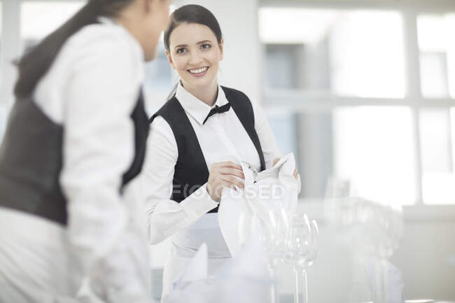 Dos camareras en el restaurante, preparando mesas - foto de stock