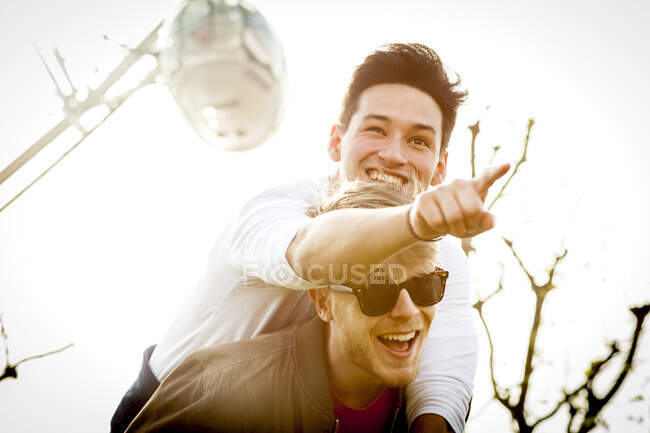 Deux jeunes hommes, s'amusent à l'extérieur, Londres, Angleterre, Royaume-Uni — Photo de stock