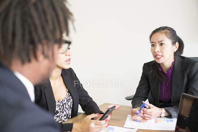 Бизнесмен и деловые женщины на совещании — стоковое фото