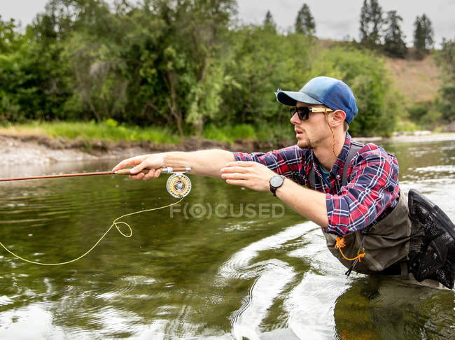 Vista lateral do homem que pesca no rio, Clark Fork, Montana — Fotografia de Stock