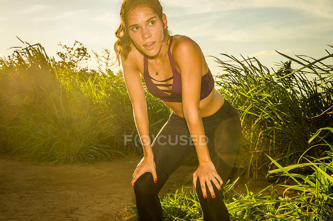 Молода жінка бігунка робить перерву — стокове фото