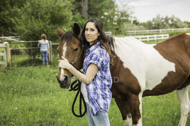 Porträt einer jungen Frau und eines Pferdes in Ranch, Bridger, Montana, USA — Stockfoto