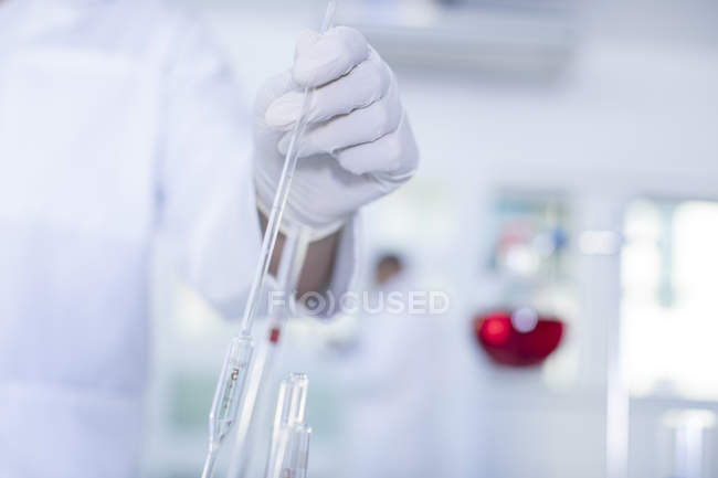 Laboratory worker doing experiment in lab, close-up — Stock Photo