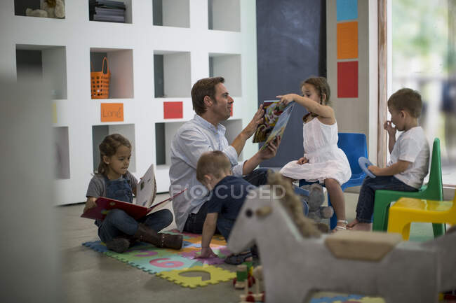 Lehrer liest Kindern vor — Stockfoto