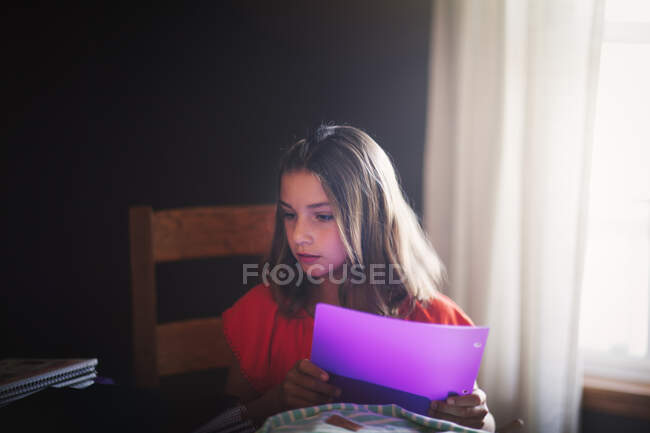 Дівчина тримає шкільне канцелярське приладдя — стокове фото